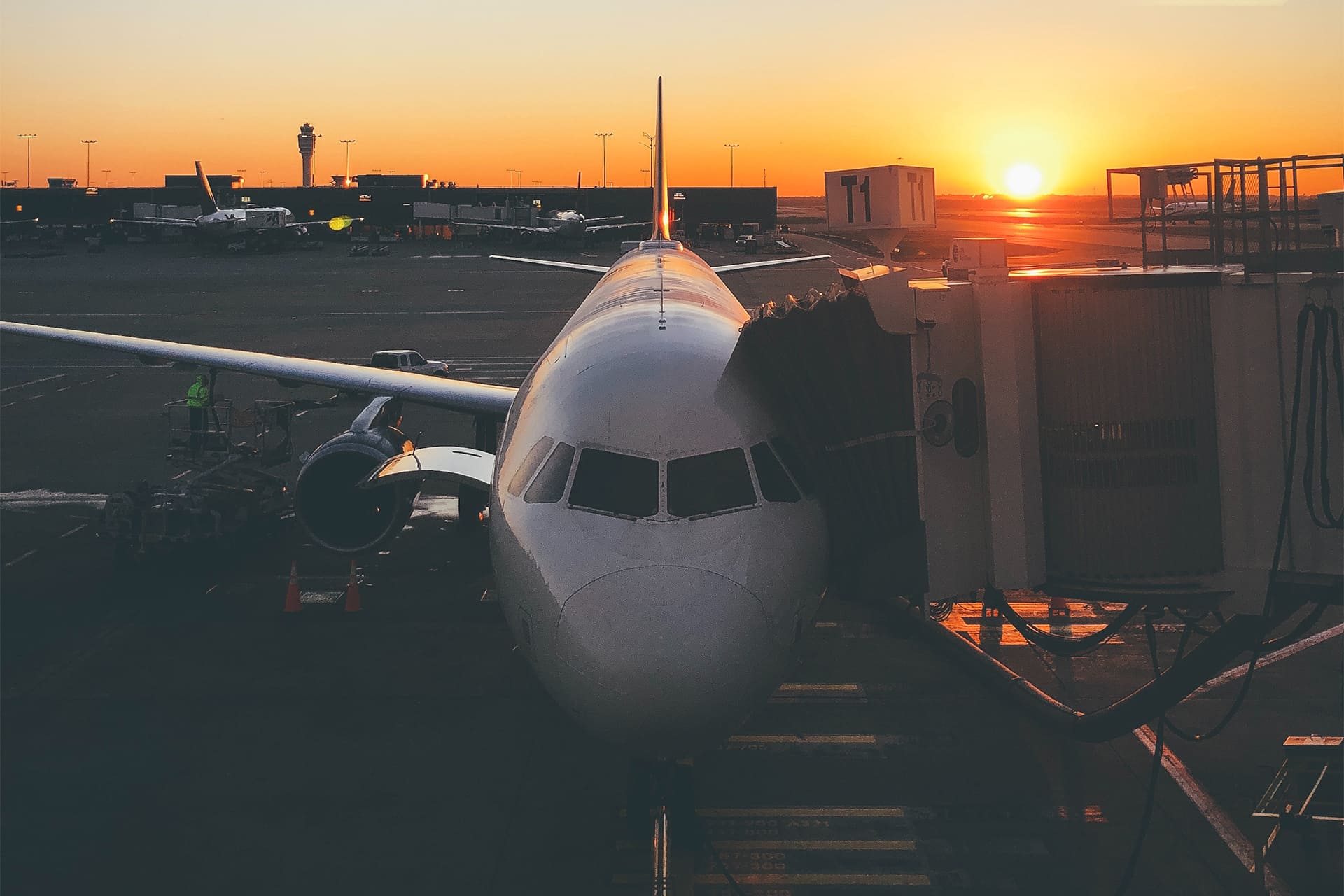 Avion de ligne sur le tarmac au coucher du soleil