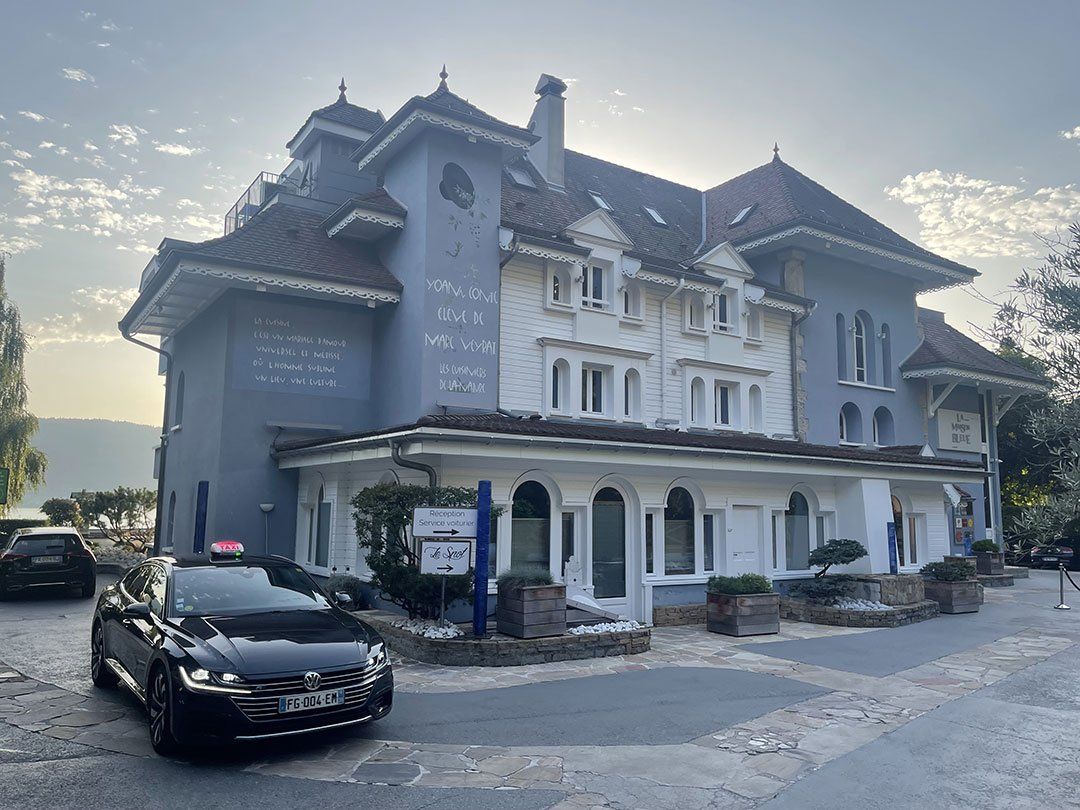 La berline Taxi Va Go devant un hôtel