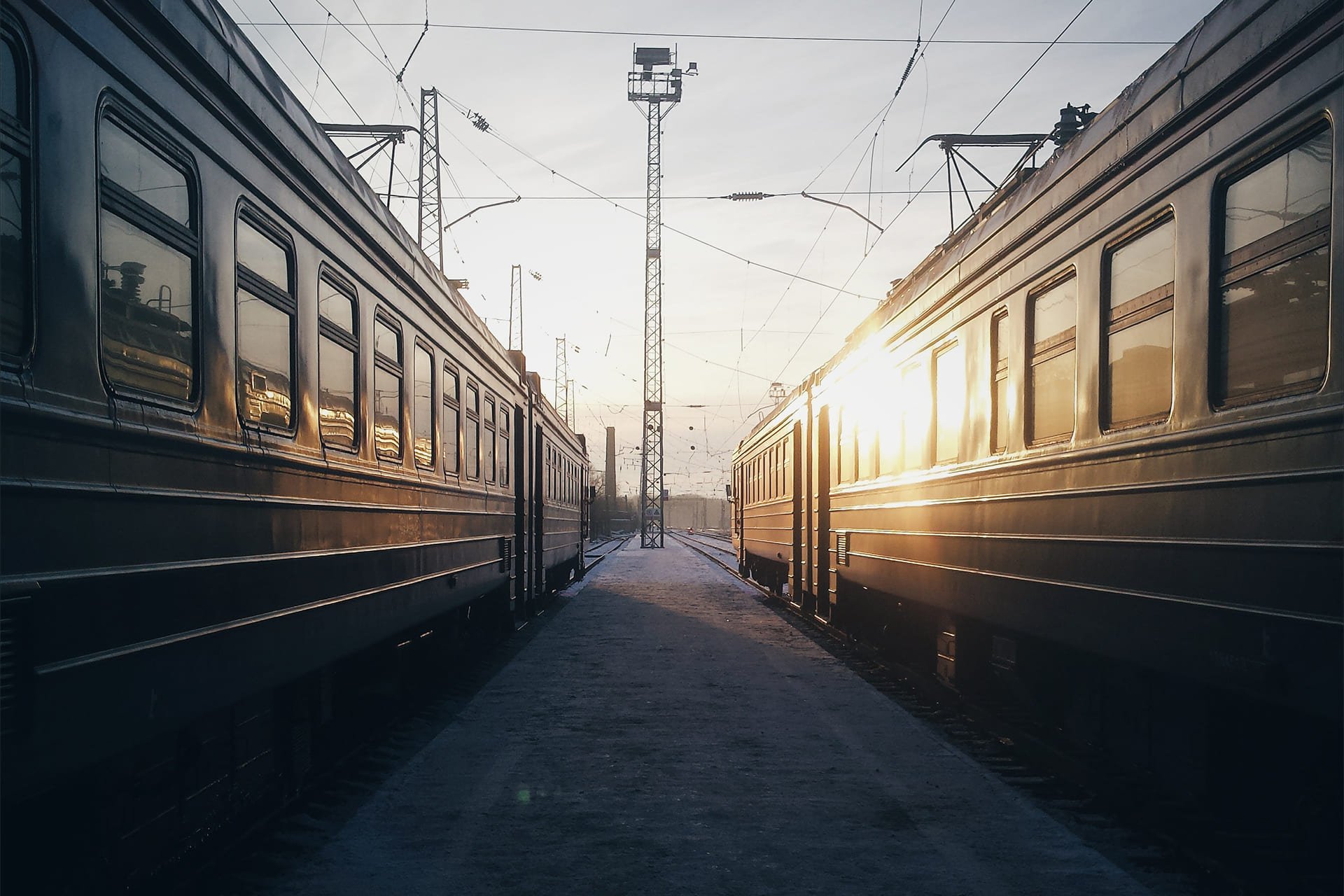 Quai de gare au lever du soleil