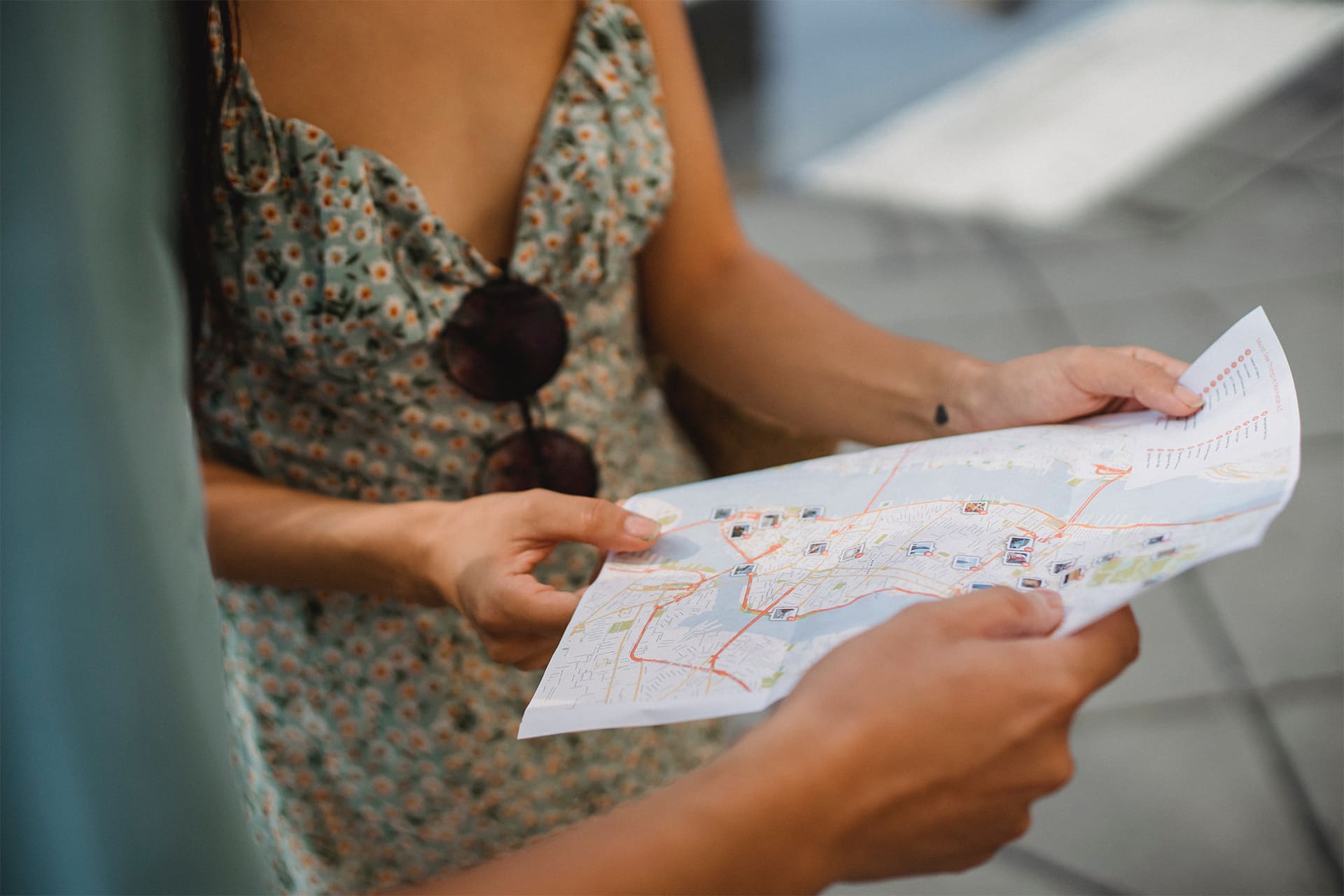 Voyageuse consultant une carte routière