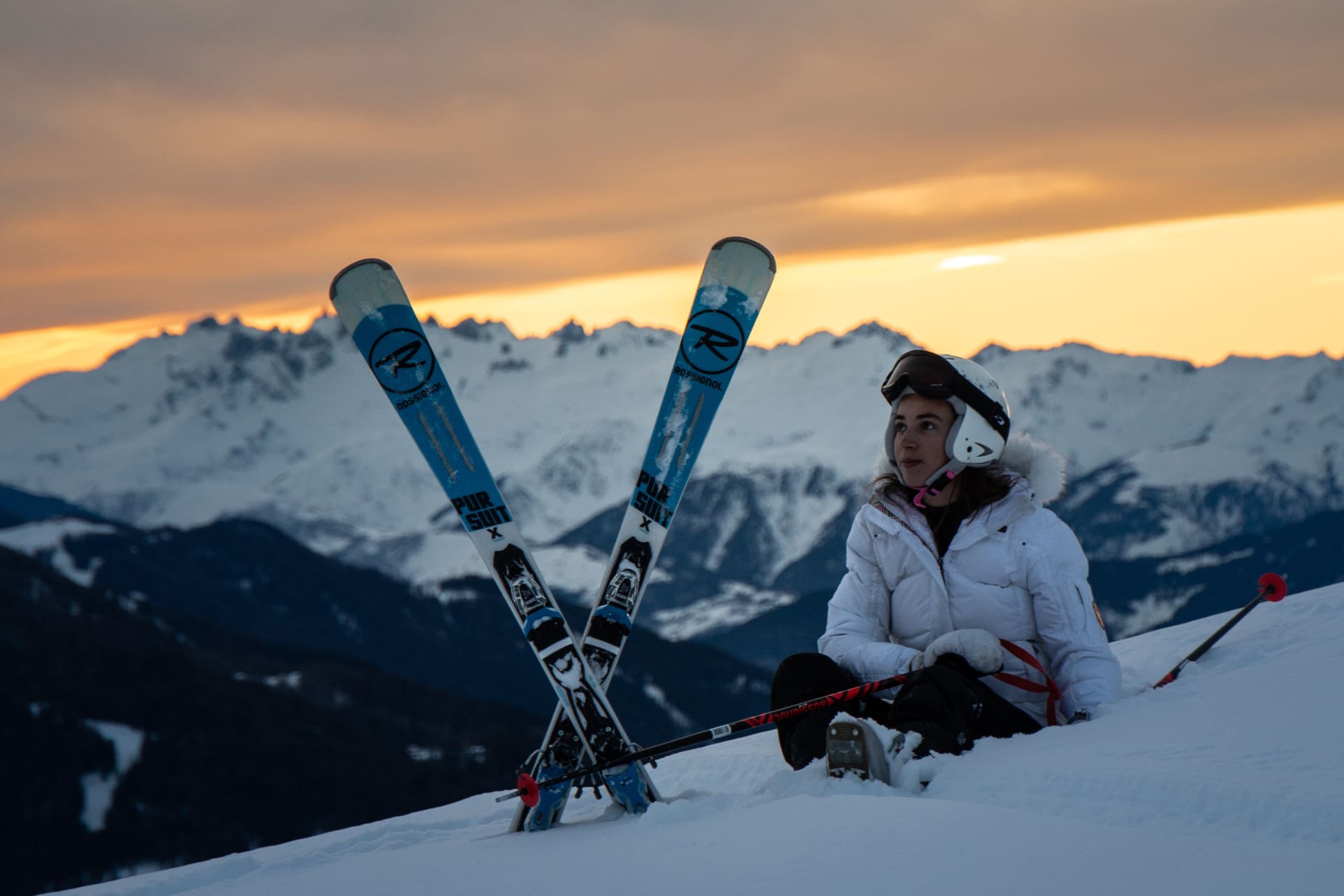 Skis posés dans la neige devant un panorama de montagne